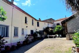 Charming Winegrowers House With 5 Bedrooms, Large Outbuilding, Convertible Attic And A 685 M2 Courtyard With Swimming Pool. Great Potential