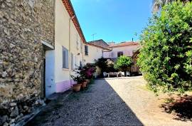 Charming Winegrowers House With 5 Bedrooms, Large Outbuilding, Convertible Attic And A 685 M2 Courtyard With Swimming Pool. Great Potential