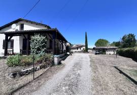 Detached Country House with Outbuilding and Pool