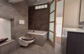 Detached House with Beautiful Renovated Interior