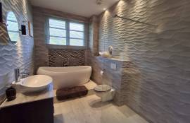 Detached House with Beautiful Renovated Interior