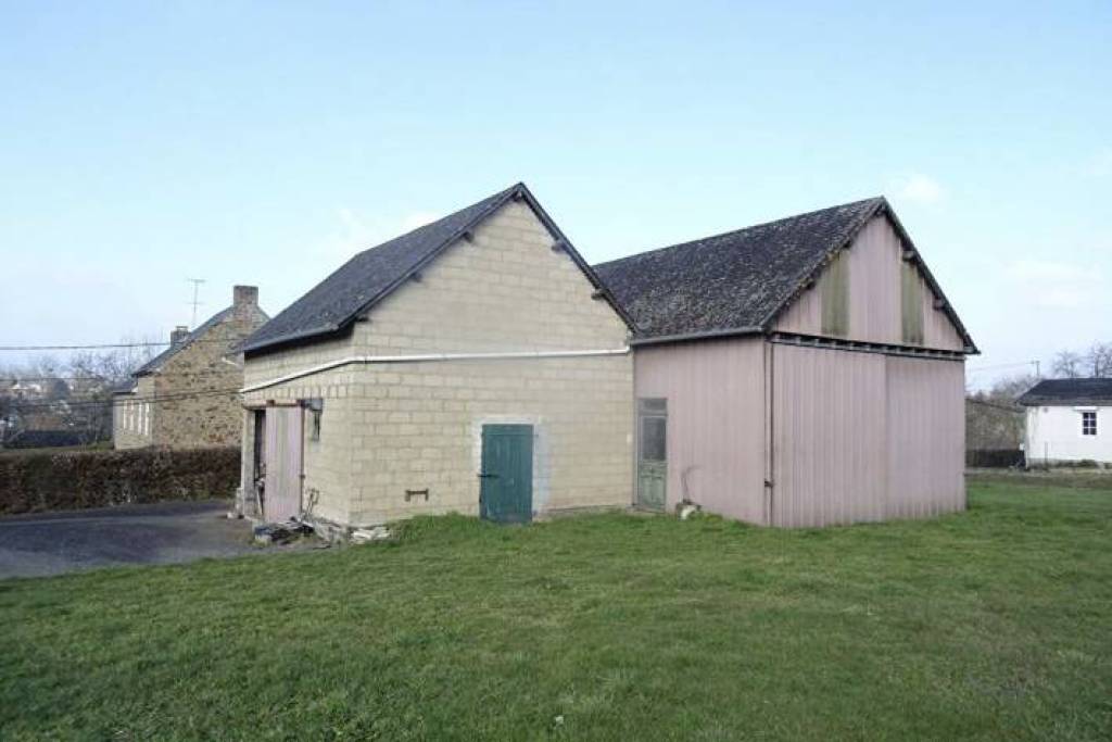 Barns to Convert into Habitation in Large Plot