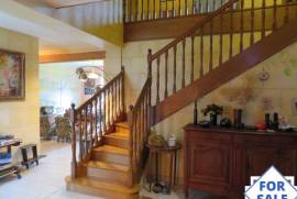 Stunning Detached House with Landscaped Gardens