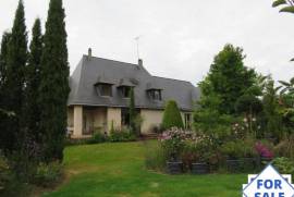 Stunning Detached House with Landscaped Gardens