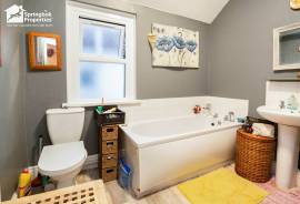 3 bedroom, Semi-detached house for sale