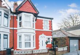 3 bedroom, Semi-detached house for sale