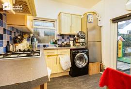 3 bedroom, Semi-detached house for sale