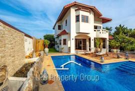 City Center 6 Bedroom Private Pool Villa For Sale on 1 Rai Land