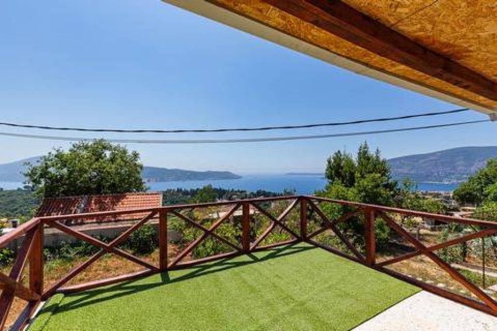 Two-unit home with stunning views of the Adriatic Sea