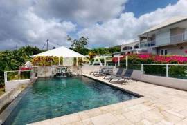 Duplex, vue mer panoramique, rocher du Diamant, femme couchée