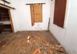 3 Bedroom House in Ruins - Opportunity in the Center of Funchal