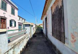 3 Bedroom House in Ruins - Opportunity in the Center of Funchal