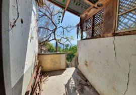 3 Bedroom House in Ruins - Opportunity in the Center of Funchal