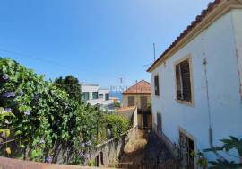 3 Bedroom House in Ruins - Opportunity in the Center of Funchal