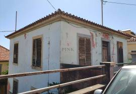 3 Bedroom House in Ruins - Opportunity in the Center of Funchal