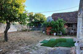 2 bedroom villa to recover on 6,160m2 of land.