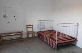 2 bedroom villa to recover on 6,160m2 of land.