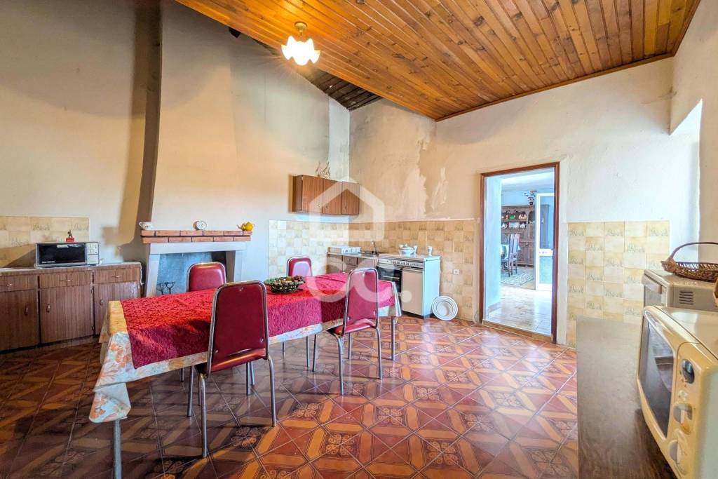 4 Bedroom Villa with Terrace and Mountain Views 10 Minutes from Boticas