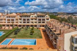 Large Ground Floor  2-Bedroom in the Heart of Vilamoura– Pool Access and Large Terrace