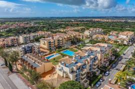 Large Ground Floor  2-Bedroom in the Heart of Vilamoura– Pool Access and Large Terrace