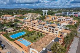 Large Ground Floor  2-Bedroom in the Heart of Vilamoura– Pool Access and Large Terrace