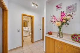 Large Ground Floor  2-Bedroom in the Heart of Vilamoura– Pool Access and Large Terrace