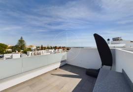 Tavira town centre 3 bedroom apartment with pool, terrace & garage