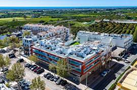 Tavira town centre 3 bedroom apartment with pool, terrace & garage