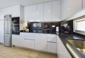 Tavira town centre 3 bedroom apartment with pool, terrace & garage