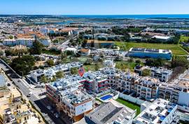 Tavira town centre 3 bedroom apartment with pool, terrace & garage