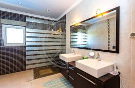 Tavira 4 + bedroom family villa with pool, garden, views & extraordinary basement