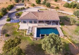 Charming Detached 3+1 Bedroom Villa | Pool,  Garage & High Sustainability | Lagoa