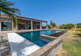 Charming Detached 3+1 Bedroom Villa | Pool,  Garage & High Sustainability | Lagoa