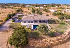 Charming Detached 3+1 Bedroom Villa | Pool,  Garage & High Sustainability | Lagoa