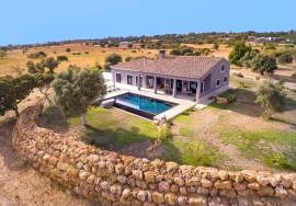 Charming Detached 3+1 Bedroom Villa | Pool,  Garage & High Sustainability | Lagoa