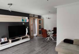 Light and spaciousness in Garbinet: renovated apartment of 158 m² with garage next to the TRAM