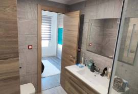 Light and spaciousness in Garbinet: renovated apartment of 158 m² with garage next to the TRAM
