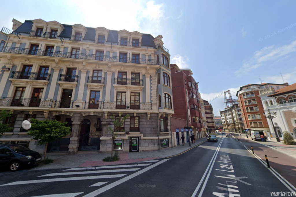 Office for sale or rent in emblematic building in Las Arenas – 80 m²