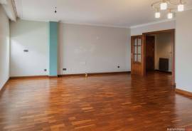 Opportunity in Vitoria: property to update to your liking in a quiet area.