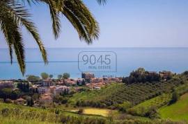 Villa with breathtaking sea views and 8ha of land in Roseto - Abruzzo