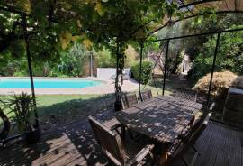 Superb Charming House Renovated With High-End Materials, 230 M2 Of Living Space On 510 M2 Of Enclosed Land With A Swimming Pool.