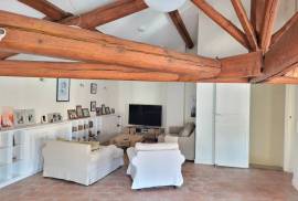 Superb Charming House Renovated With High-End Materials, 230 M2 Of Living Space On 510 M2 Of Enclosed Land With A Swimming Pool.