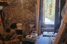 Atypical Village House With 60 M2 Of Living Space In Need Of Modernisation, Close To The River Beaches.