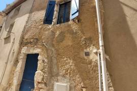 Atypical Village House With 60 M2 Of Living Space In Need Of Modernisation, Close To The River Beaches.
