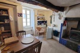 Atypical Village House With 60 M2 Of Living Space In Need Of Modernisation, Close To The River Beaches.