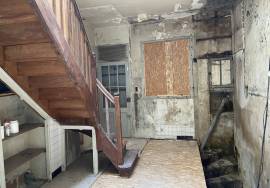 Building in Heart of Town with 3 Bedroom Apartment