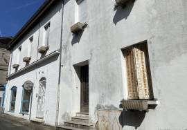 Building in Heart of Town with 3 Bedroom Apartment
