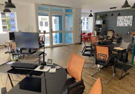 Building in Heart of Town with 3 Bedroom Apartment
