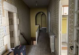Building in Heart of Town with 3 Bedroom Apartment