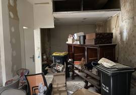 Building in Heart of Town with 3 Bedroom Apartment